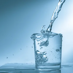 Agua llenando en un vaso