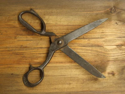 Azabache negro y tijeras de hierro tradicionales